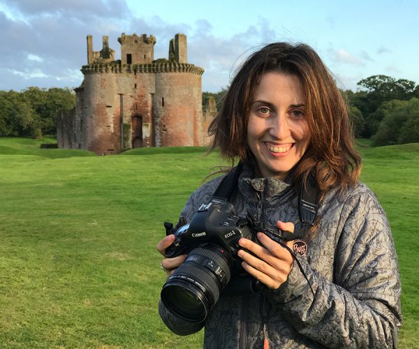 La fotógrafa de Barcelona, Marta Pérez, frente a Caerlaverock Castle en Dumfries. (Escocia, Reino Unido)